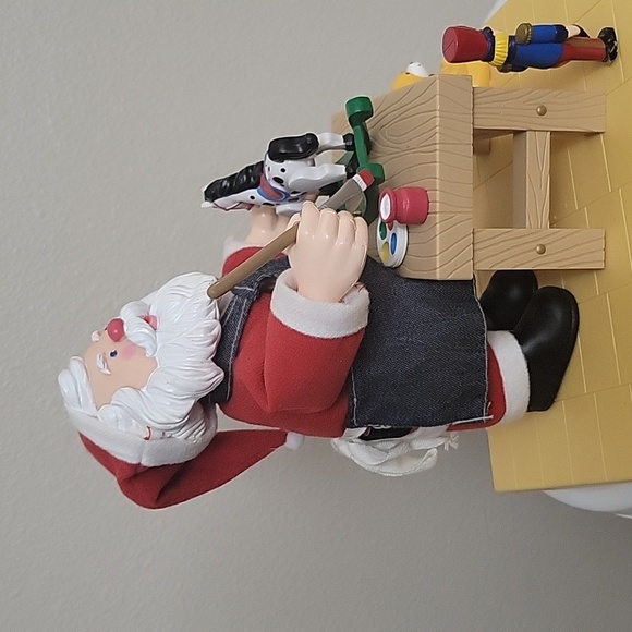 RARE! HARD TO FIND 1994 MR CHRISTMAS SANTA AT HIS WORK BENCH - Picture 8 of 17